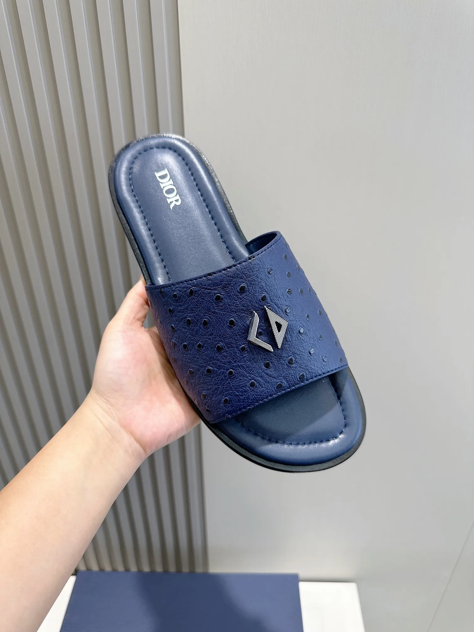 P320 [DIOR] Size 39-44 (38.45 custom-made) 2024ss Dior’s latest men’s slippers are a must-have. Dior Alias ​​Men's Genuine Leather Slippers This summer new Alias ​​sandal embodies a casual and elegant style. Carefully crafted from grained cow leather and Oblique printed fabric, with cowhide lining! Cross-strap design with metal-clad brass CD Diamond logo. The imported cowhide leather and rubber sole adds sophistication and comfort, while Oblique print-effect anti-slip panels add style.
